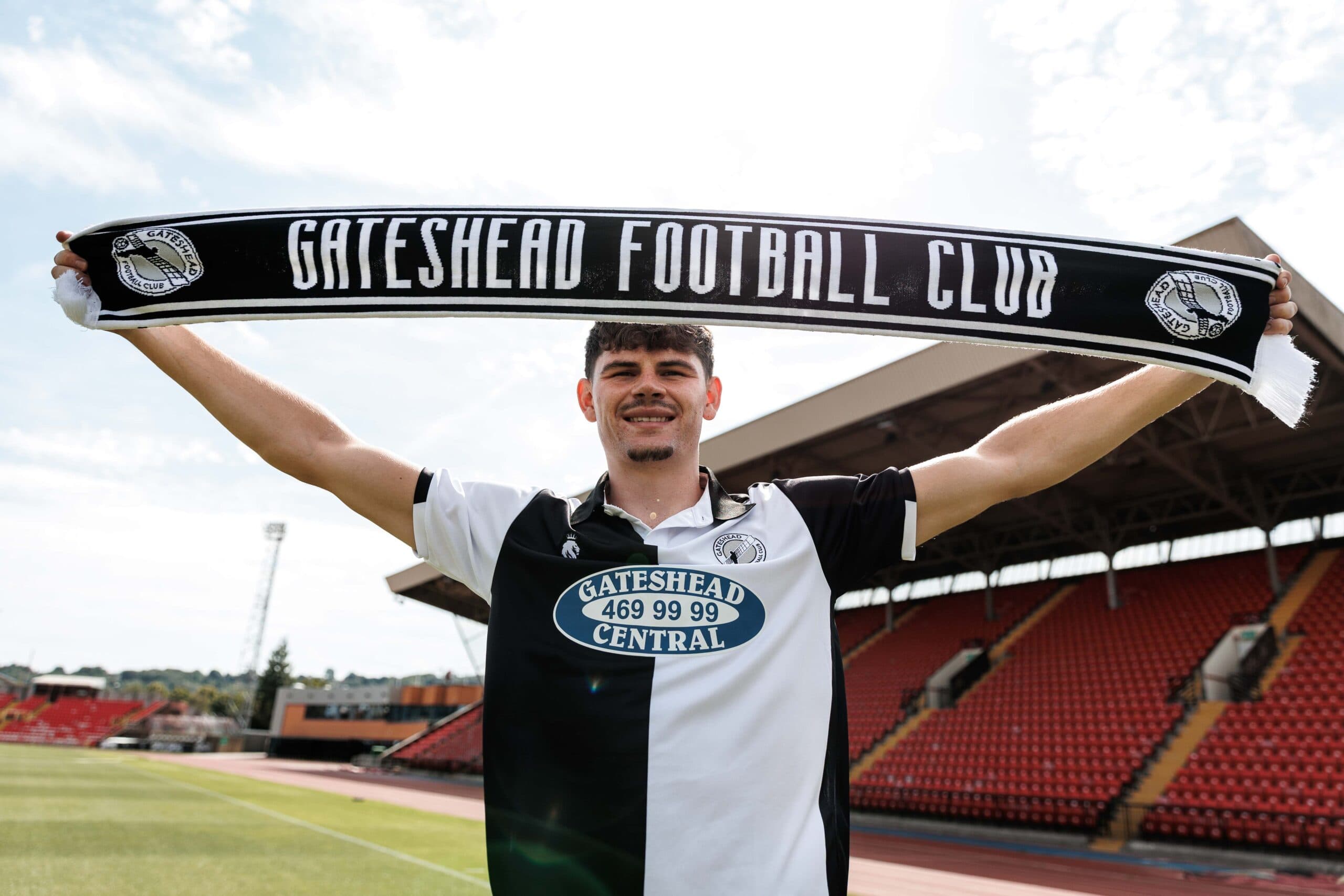 Alex Lankshear firma con Gateshead por un año