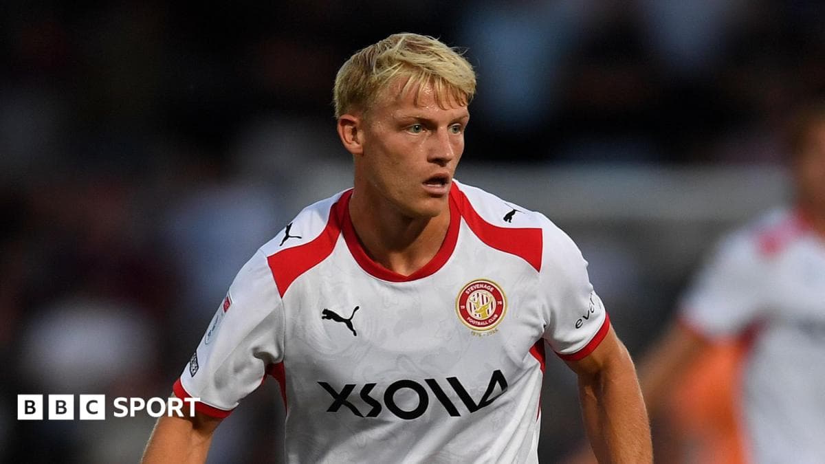 Earley extiende contrato antes del inicio de League One